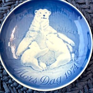 Polar Bear mom and cubs 6” wall plate from Denmark